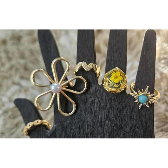 Set of 5 Gold Tone‎ Decorative Women's Rings with Floral and Geometric Designs - Picture 2 of 4
